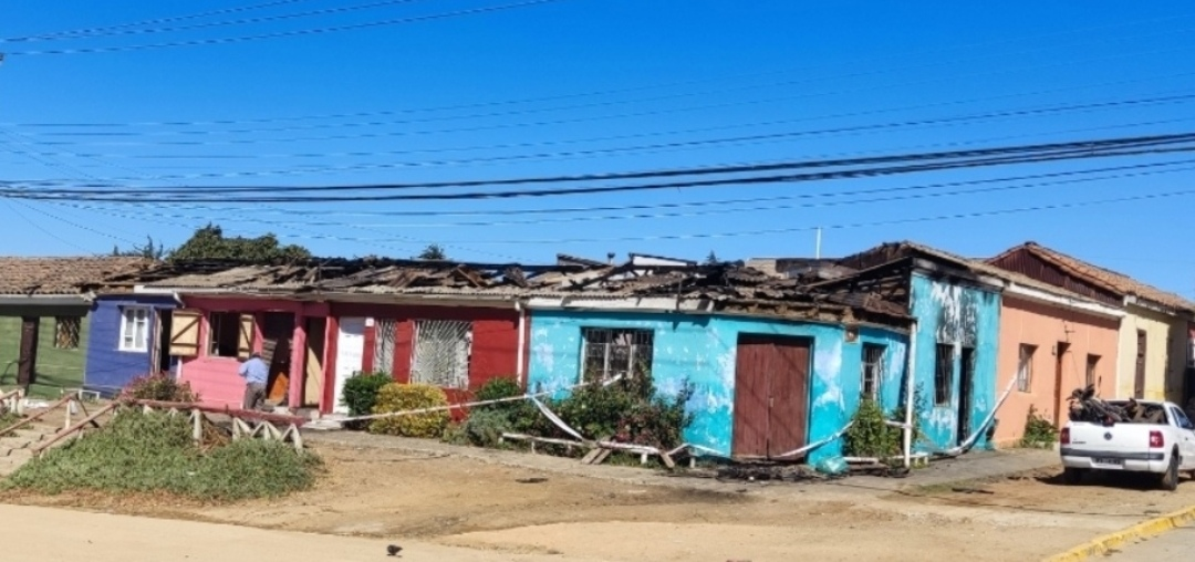 Voraz incendio estructural afecta tres viviendas en pleno centro de Pichilemu
