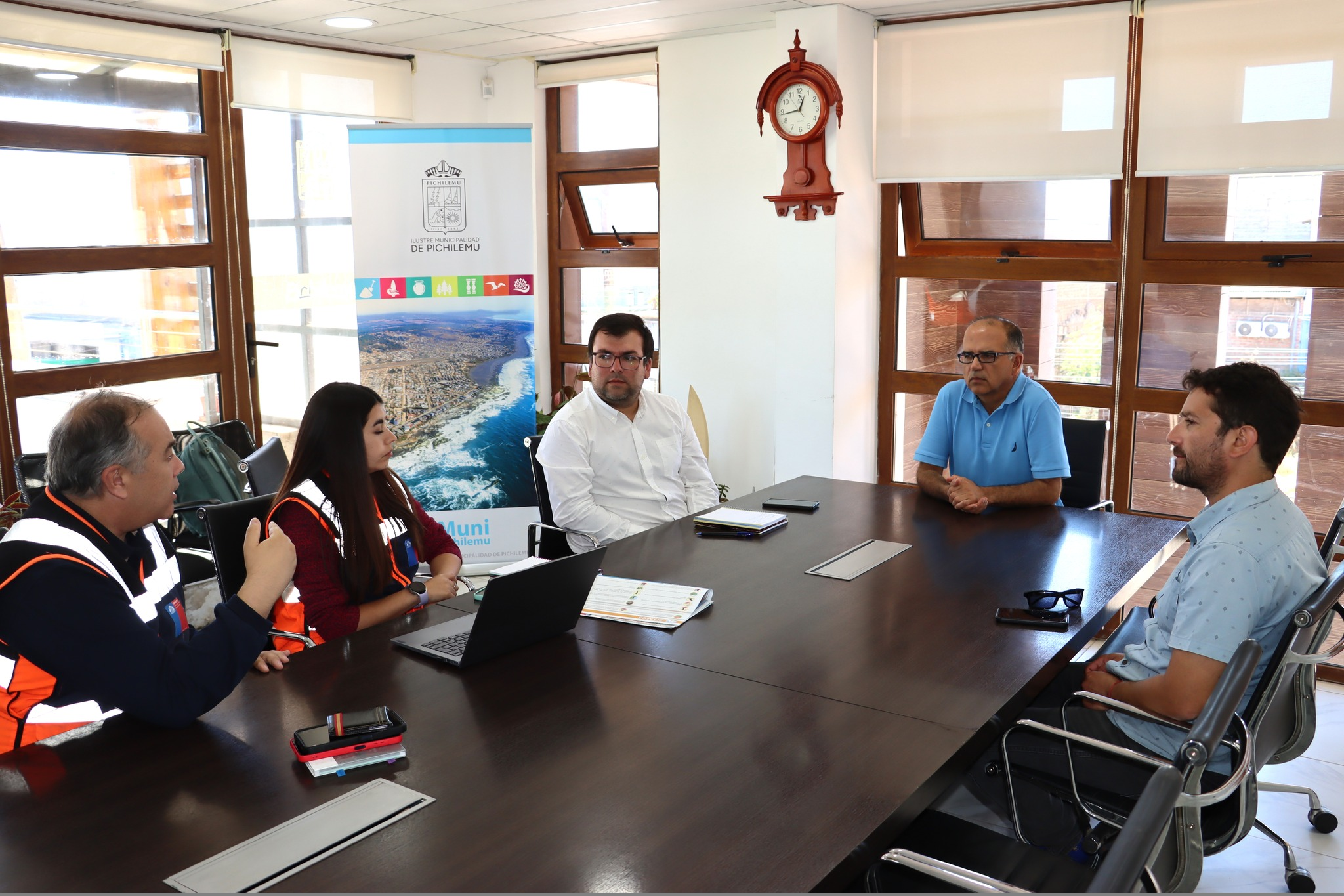 Alcalde de Pichilemu coordina con SENAPRED actualización de planes ante riesgo de tsunami