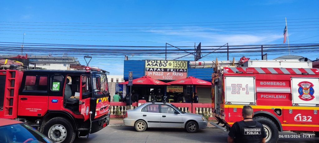 Incendio estructural afecta local de comida rápida en pleno centro de Pichilemu