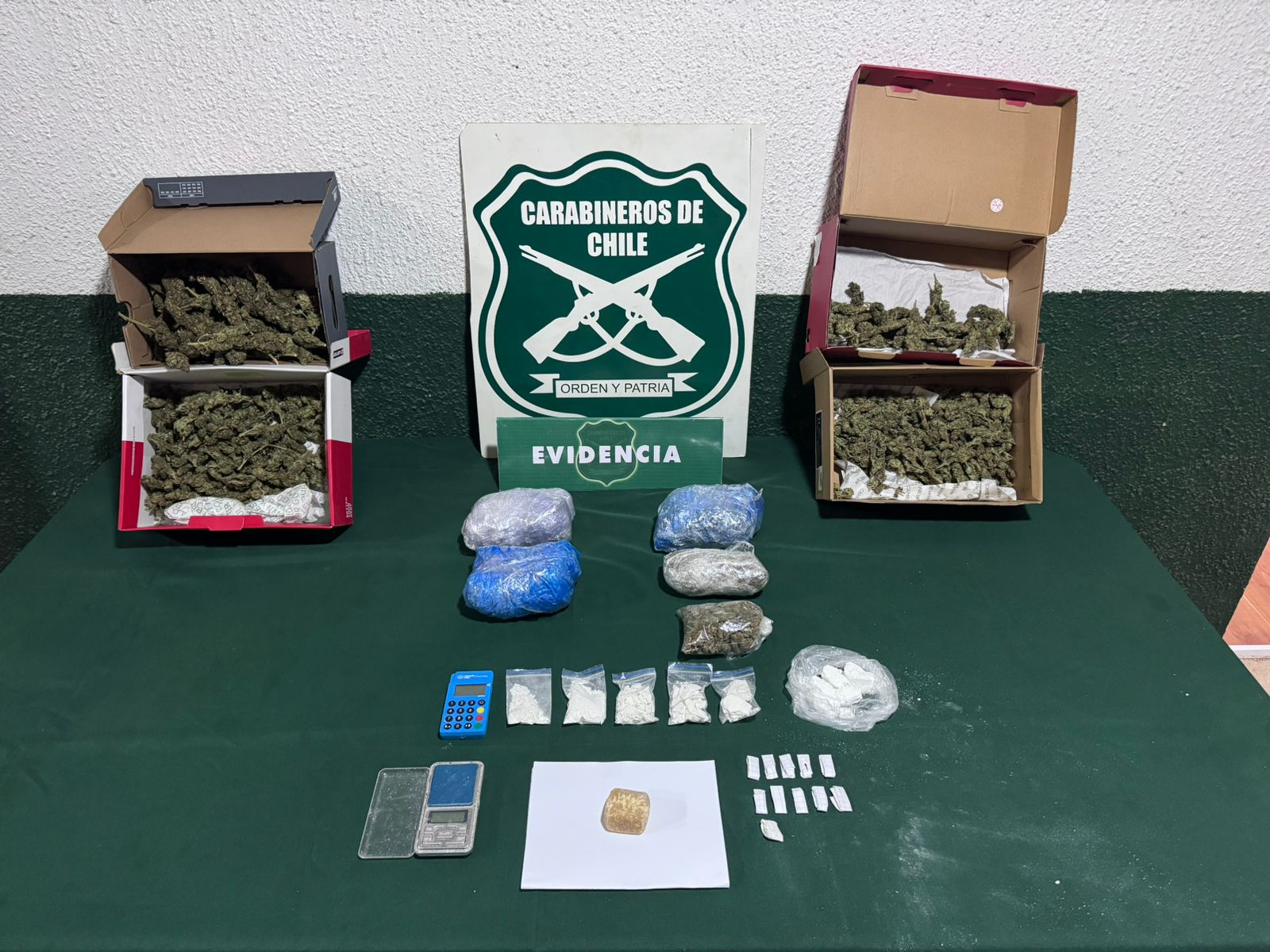 Carabineros detiene a tres sujetos por robo en lugar no habitado y tráfico de drogas en Pichilemu